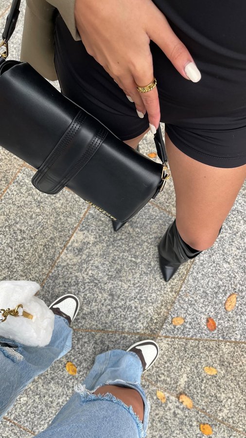 Instagram post by @georgiasiann for Hismile. Caption reads: A GLOSS FOR YOUR TEETH!! ✨✨ Trying out @hismile....