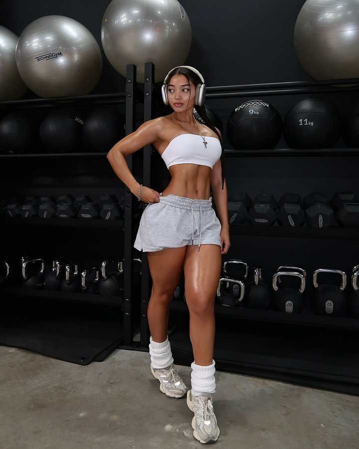 Instagram post by @coralie_vdb_ for Women's Best. Caption reads: Gym lifestyle + outfit dump 🤍 @womensbest 

10th....