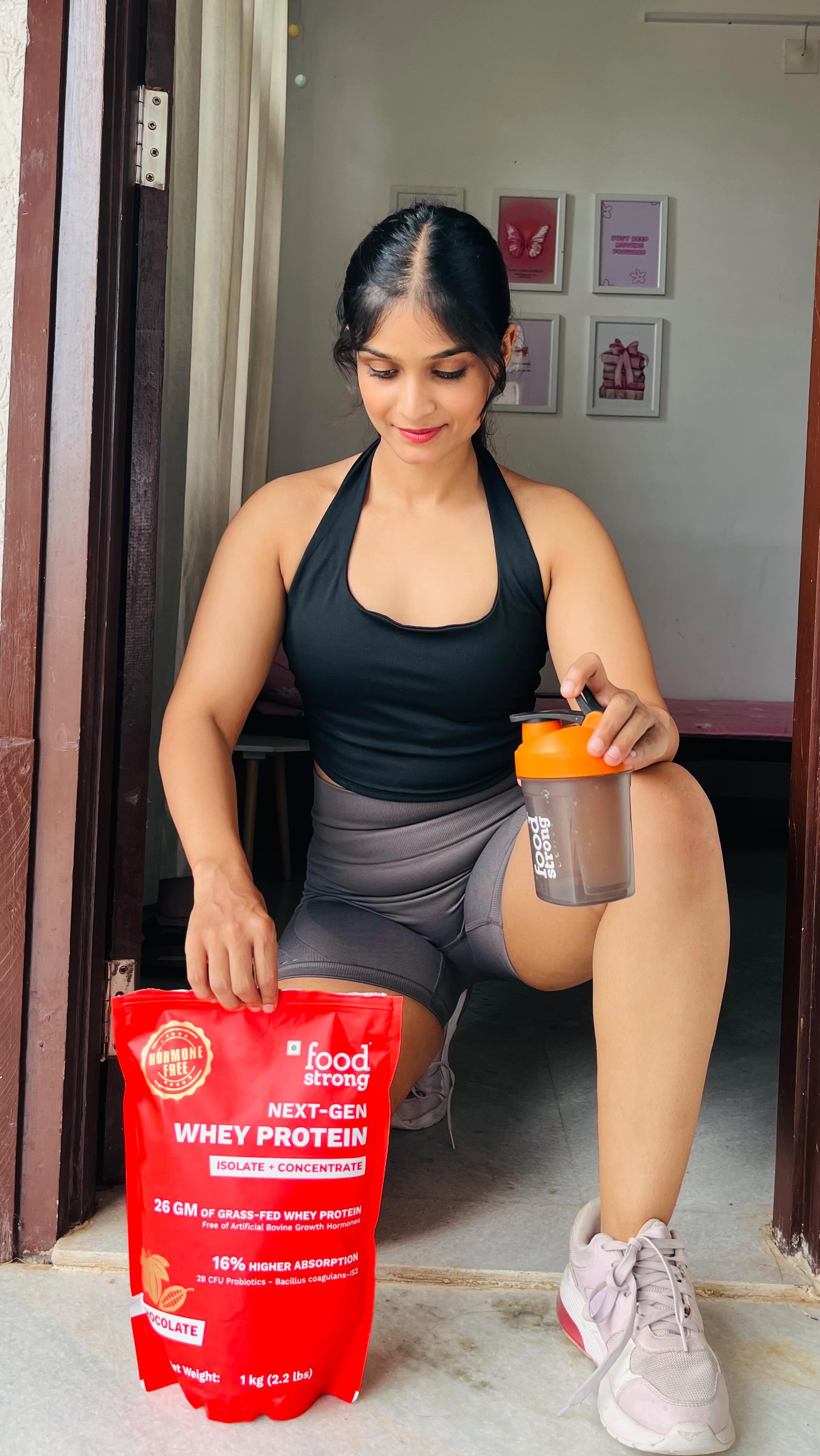 Instagram post by @thefitaesthetic_ for foodstrong. Caption reads: [...] getting? Most powders = wasted grams.....