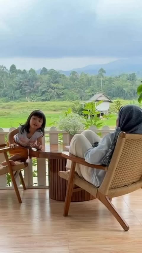 Instagram post by @rumahalanaz for Roborock. Caption reads: [...] dan nggak perlu ganti-ganti alat. Pakai....