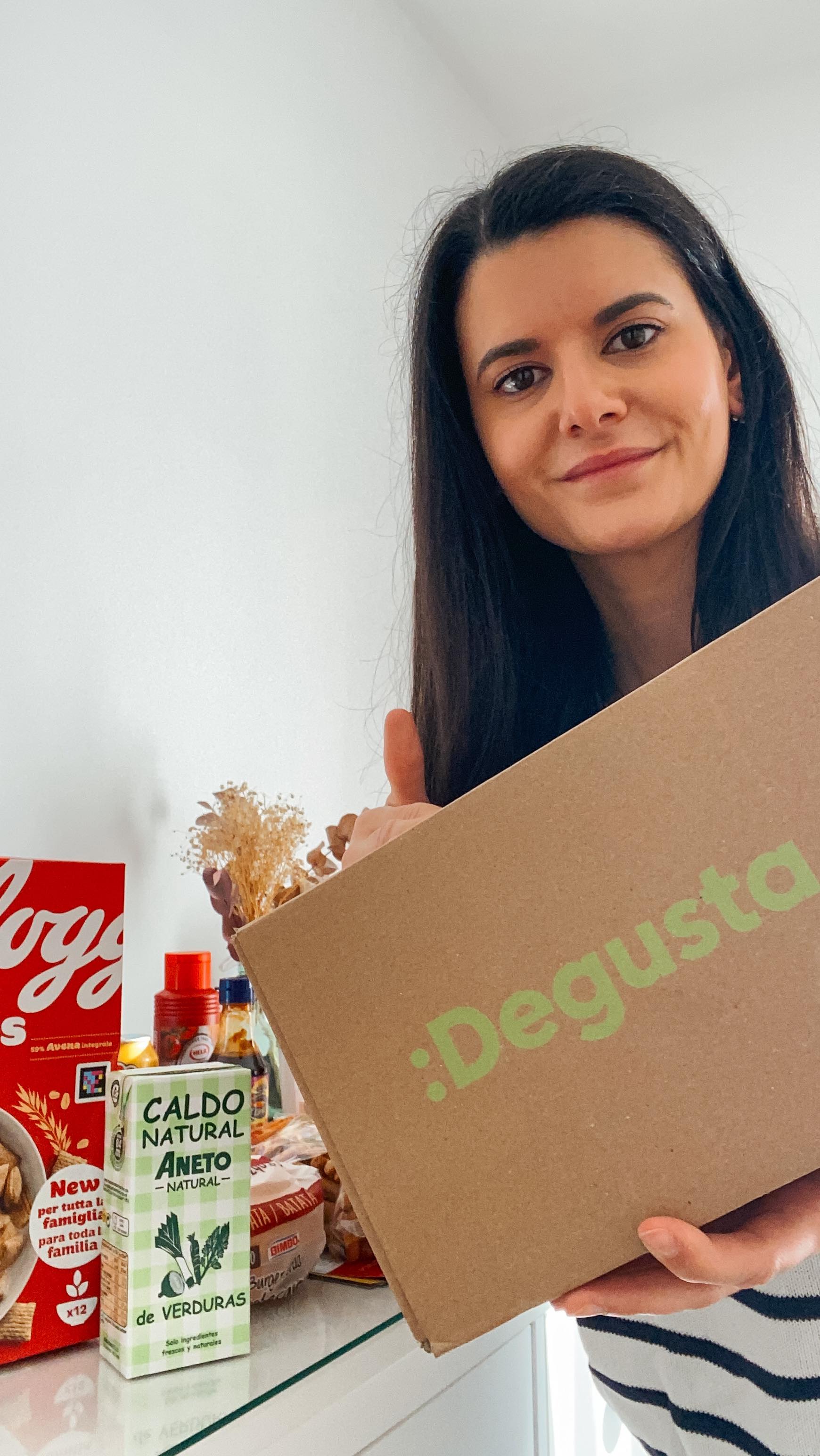 Instagram post by @familialoquitos for Degusta Box. Caption reads: Unboxing de @degustabox 🫶
Me encanta recibir la....