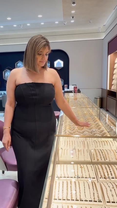 Instagram post by @bhumikablogss for Malabar Gold and Diamonds. Caption reads: [...] discovered the Smart Exchange....