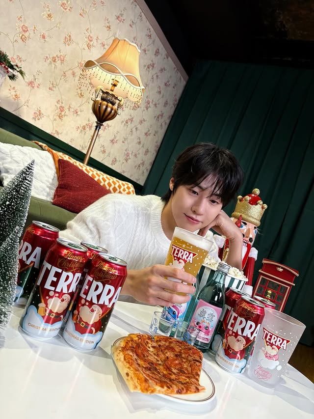 Instagram post by @sssn9_zzzn9 for MUSINSA. Caption reads: #ad Happy Holiday with #테라크리스마스에디션 #진로윈터에디션 #한정판....