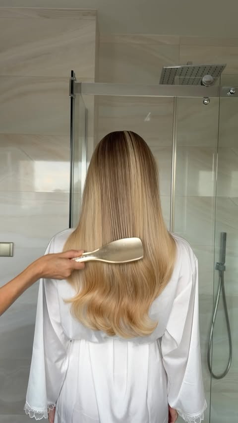 Instagram post by @karolinamalisova for Hairburst. Caption reads: [...] na všechny produkty @hairburst_cz produkty....