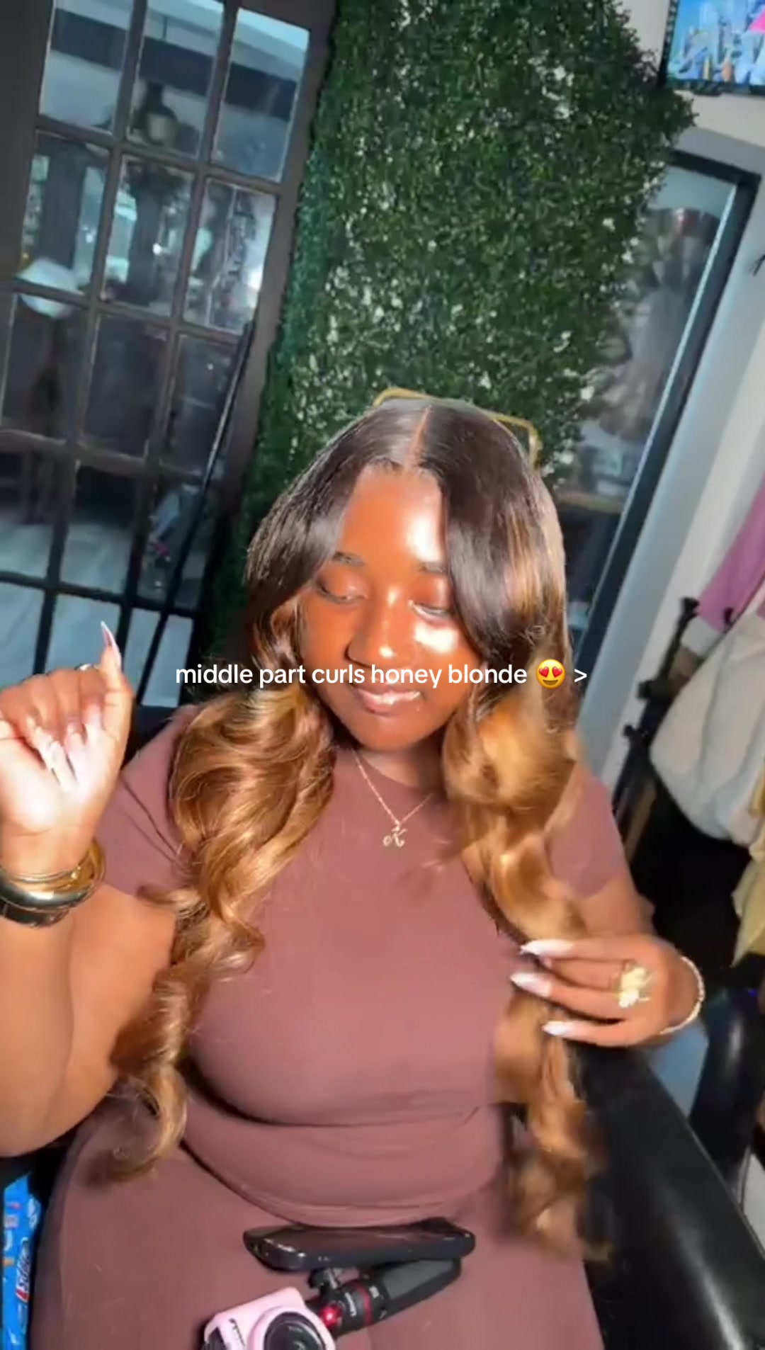 TikTok post by @kaceytinwaa for Vinisay Hair. Caption reads: middle part curls honey blonde using @Vinisay Hair....