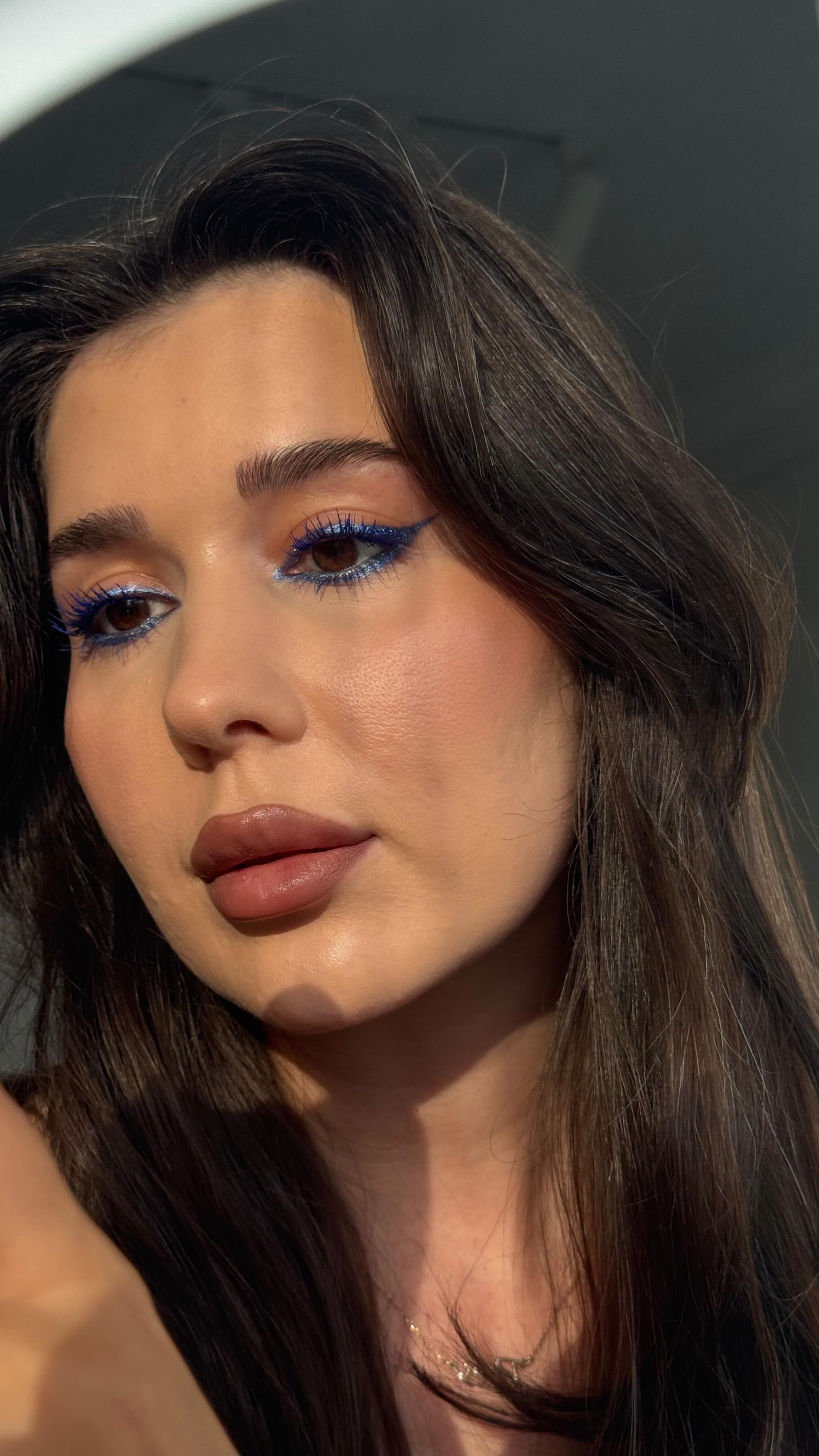 Instagram post by @mervekutlu for Hourglass Cosmetics. Caption reads: Mavi maviiii, masmaviiii 🤤🤤 
Kullandığım....