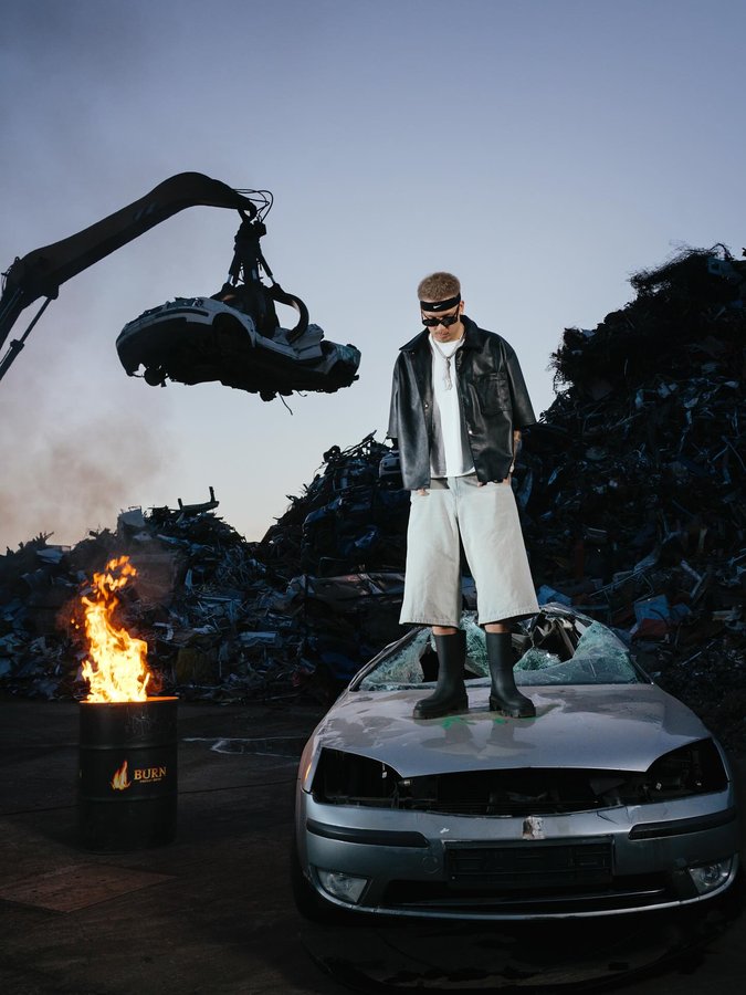 Instagram post by @manuelsingx for BURN ENERGY DRINK. Caption reads: [Reklam] elso kerek @burn_energy , hatso kerek....