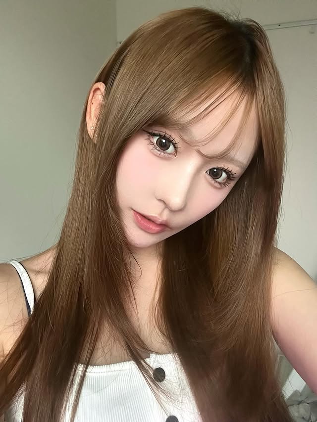 Instagram post by @7avil for Queen Eyes. Caption reads: ⁡Brownカラコンがちかわい🧸🤎 #クイーンアイズ....