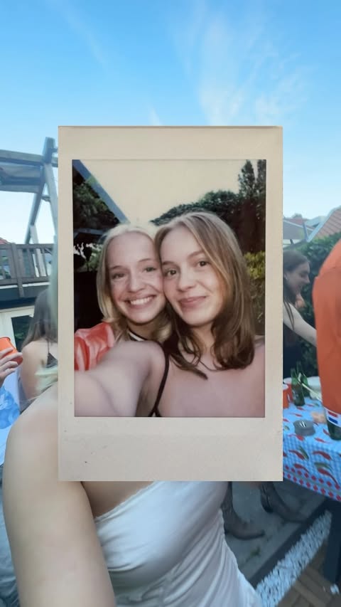 Instagram post by @frederiquevansprang_ for Instax. Caption reads: [...] om speciale momenten vast te leggen met....
