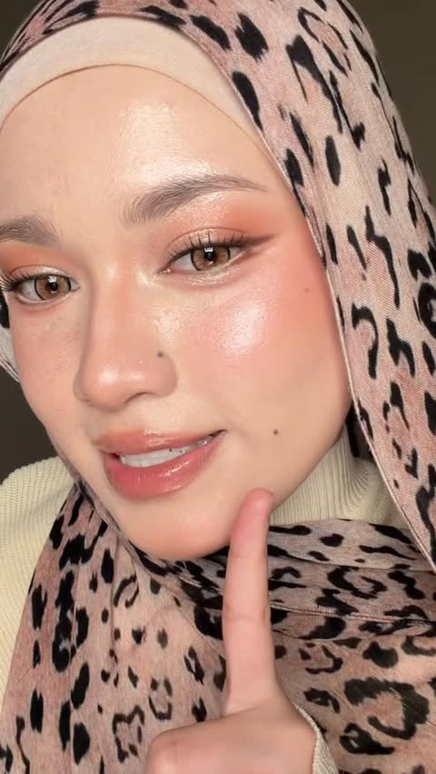 Instagram post by @nanatjdnn for Glad2Glow Malaysia. Caption reads: please try this two combo, G2G serum spray with....