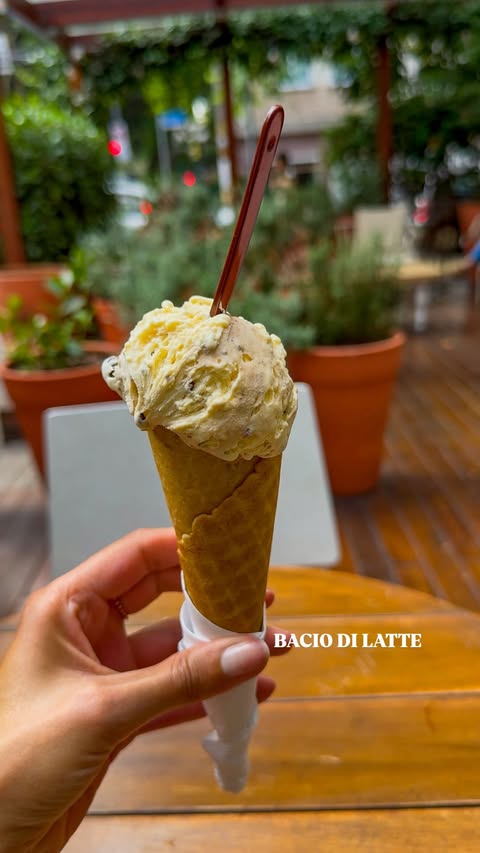 Instagram post by @laripauli for Bacio di Latte. Caption reads: Provando o novo sabor da @baciodilatte : Cookies &....