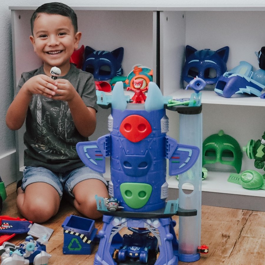 Instagram post by @sunshineandjetts for Obviously. Caption reads: Anyone else have a little full of imagination?....