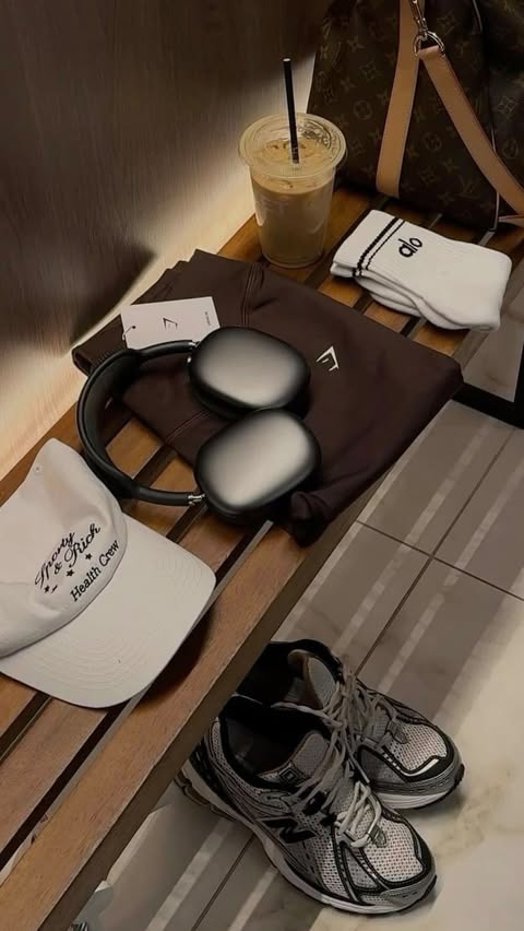 Instagram post by @ceciliavargiu for WalkingPad. Caption reads: Every day with @walkingpad_official 🖤 Publicité.