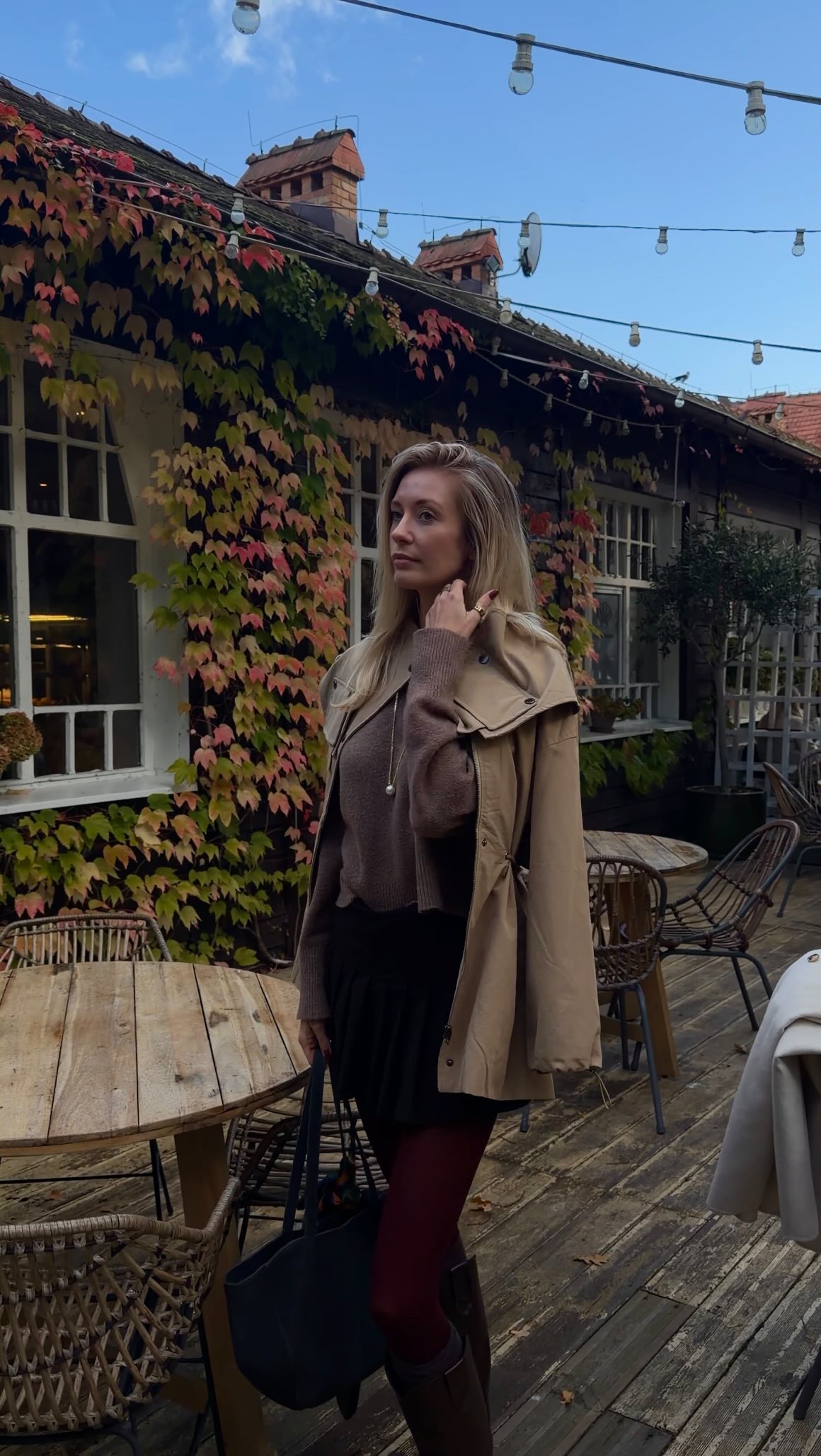 Instagram post by @dwiekobietki for By Dziubeka. Caption reads: Biżuteria @bydziubeka spódniczka, sweter @zara....