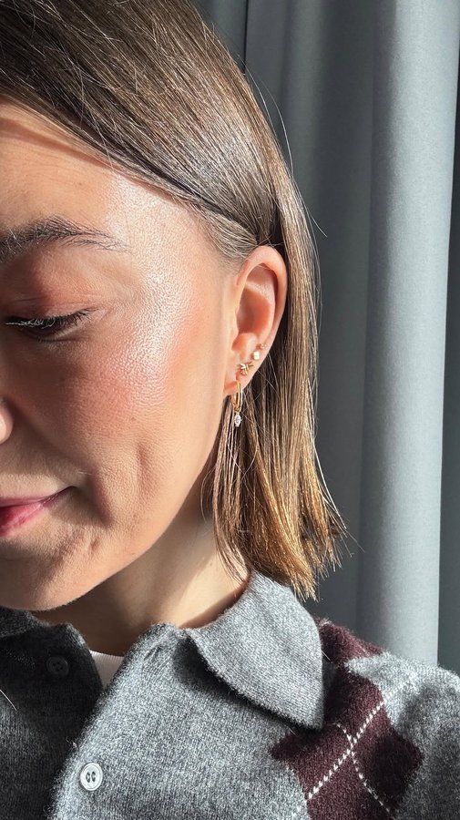 Instagram post by @hannamietz for AKIND. Caption reads: [...] it! love this full stack on my ear....