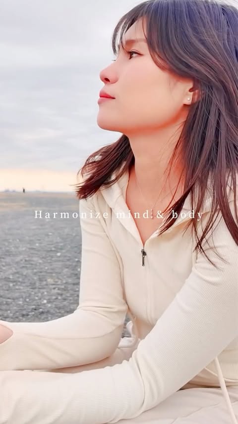 Instagram post by @kamoyuri17 for Yomoment. Caption reads: yomoment 自然の中で身体を整える日🧘‍♀️ 整える日は [...].