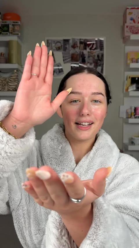 Instagram post by @ellemoonz for Bubble. Caption reads: [...] GIMME GIMME 😱😏 using the new @bubble....