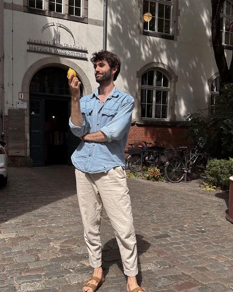 Instagram post by @lukas_hof for Bombay Sapphire. Caption reads: Anzeige | #WhoIsTom? Dahinter versteckte sich eine....