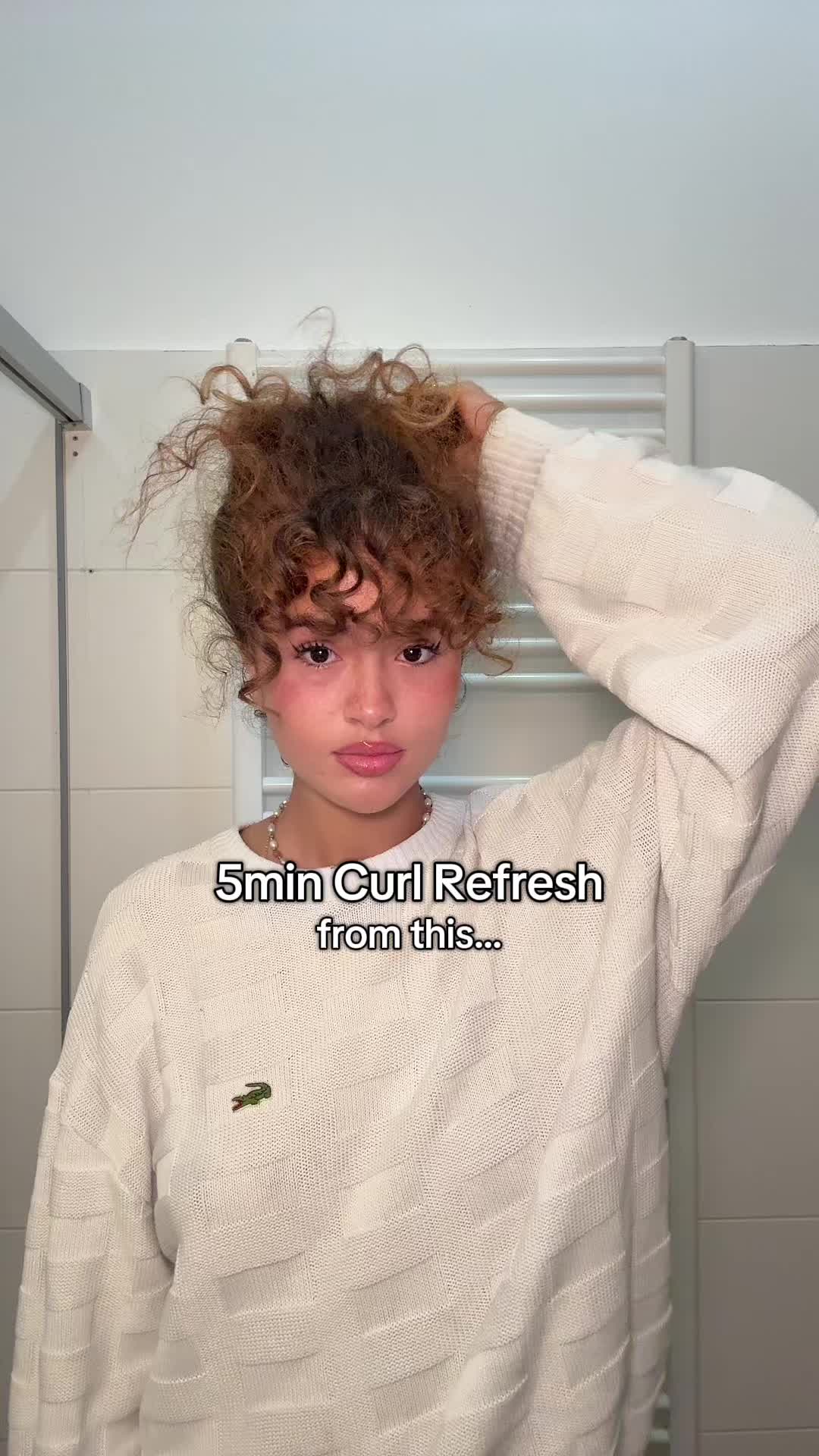 TikTok post by @mouniahoummani for Bali Curls. Caption reads: Anzeige/ 5min curl refresh🫶🏽 @Bali Curls.