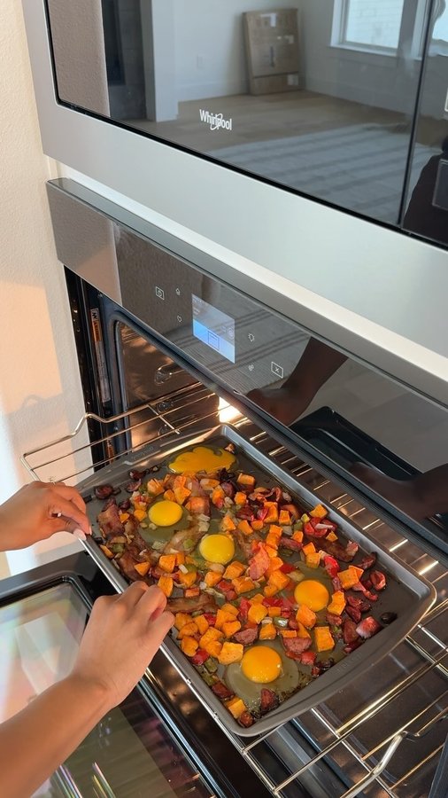 Instagram post by @malloryhudsonxo for Incredible Egg. Caption reads: Break out of your meal planning rut with this easy....