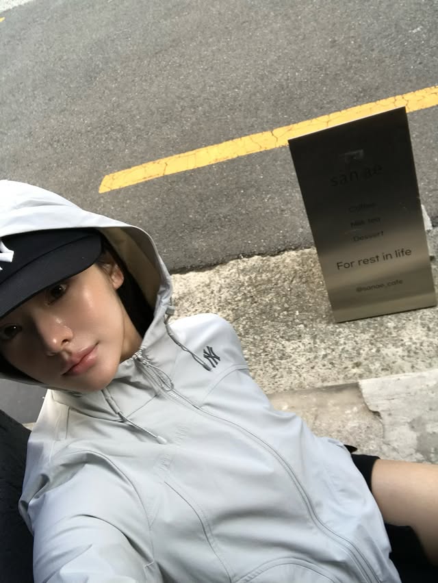 Instagram post by @gxlxae for MLB. Caption reads: @mlbkorea @mlbcrew_kr #광고 날이 풀려 점점 [...].