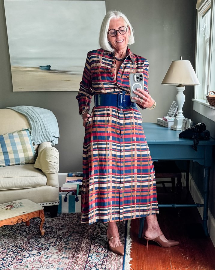 Instagram post by @_ifitstuesday_ for Larroudé. Caption reads: [...] 
#agelessstyle
#outfitinspiration....