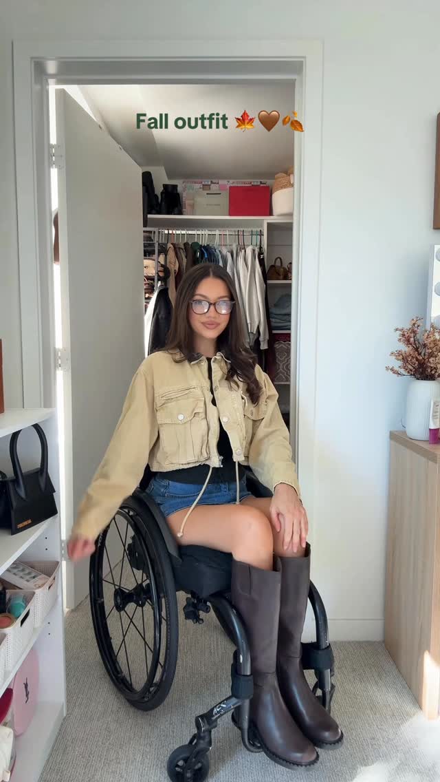 Instagram post by @_laurenrosee for Dolce Vita. Caption reads: A California fall outfit 🤎 boots from @dolcevita....