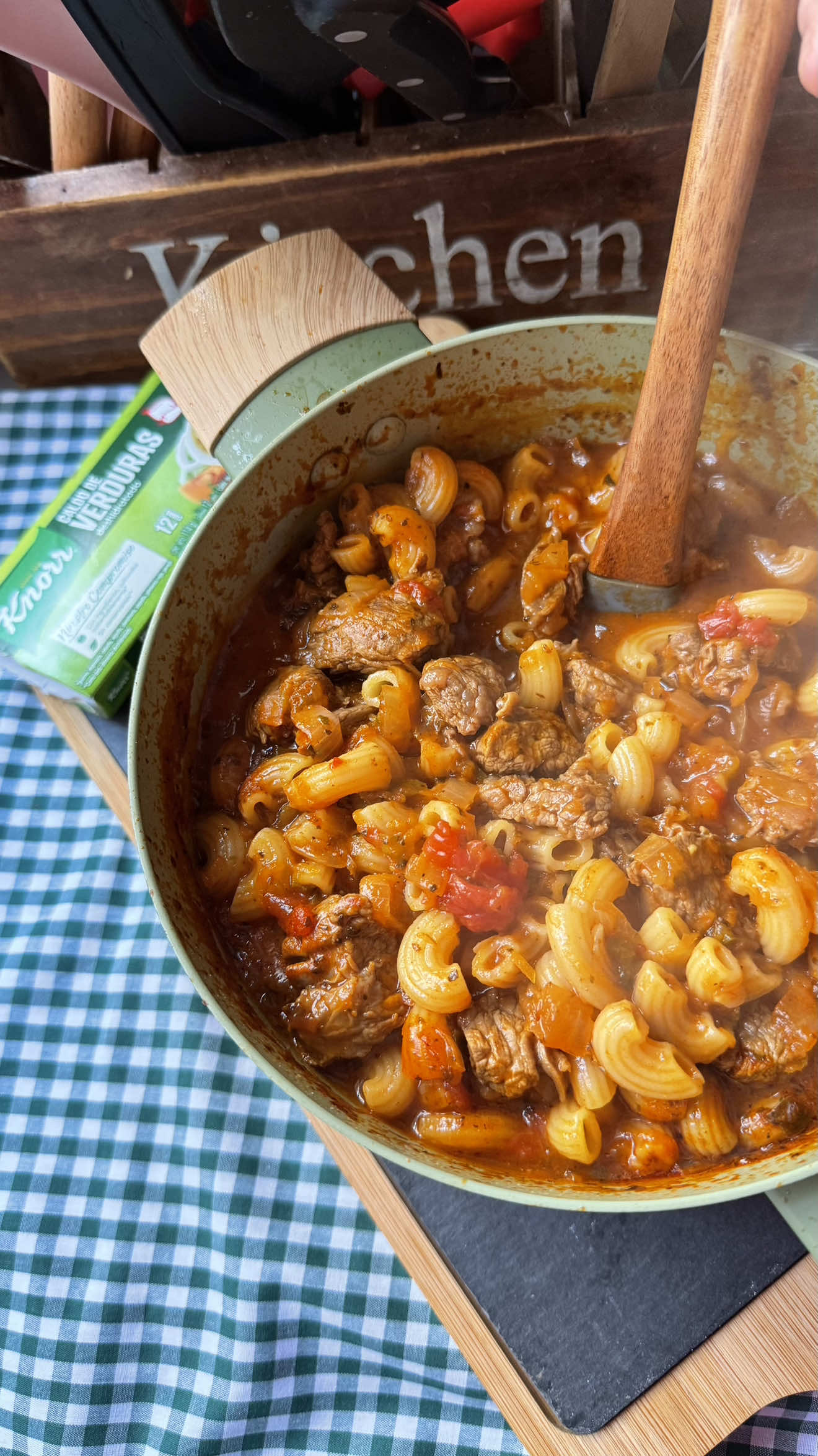 TikTok post by @lapasamoscomiendo for Knorr. Caption reads: Para este frío, hagamos un BUEN guisito 😉 ! ....