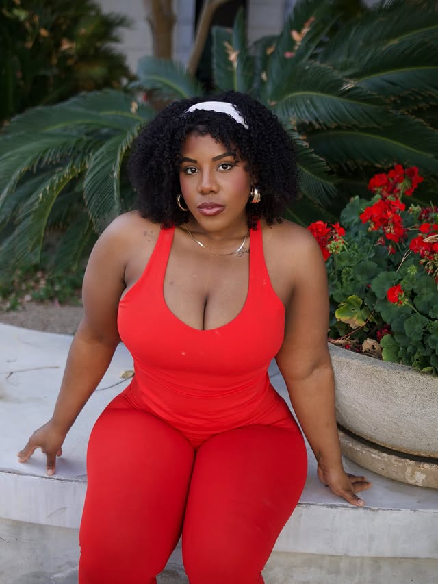 Instagram post by @lathereew for Fabletics. Caption reads: ✨LOVE IS IN THE AIR ✨ This @fabletics set is....