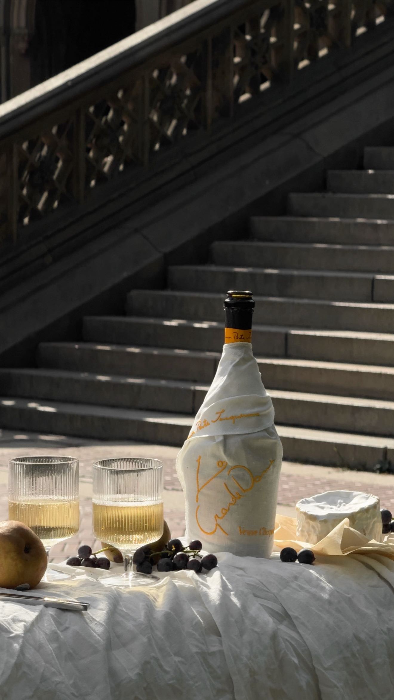 Instagram post by @veneti.a for Veuve Clicquot. Caption reads: [...] with my limited edition of @veuveclicquot....