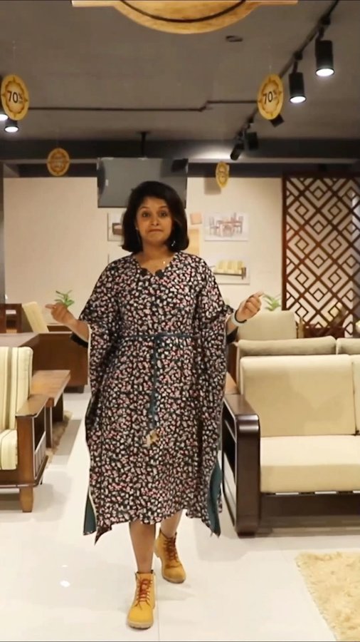 Instagram post by @rapidrashmi for Royaloak Furniture. Caption reads: My personal experience with Royaloak ✌🏼....