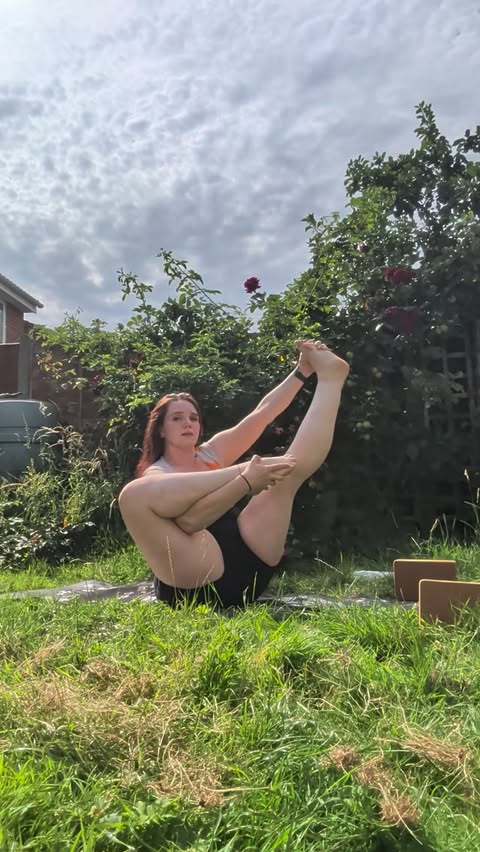 Instagram post by @sprytely for Alo Yoga. Caption reads: [...] @SvenjaBorchers 🎁Sponsor: @AloYoga One....
