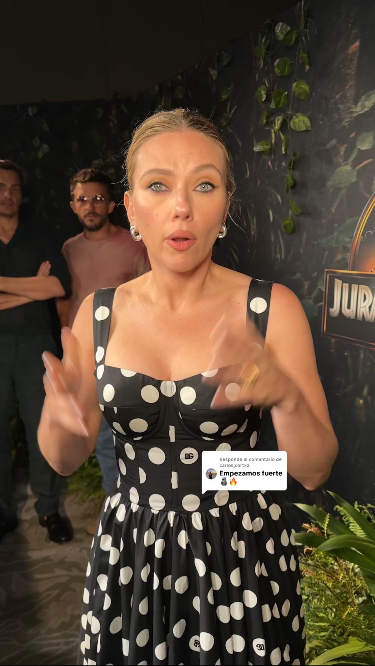 Instagram post by @robegrill for Universal Pictures. Caption reads: Huevos Jurásicos con Scarlett Johansson y el cast....