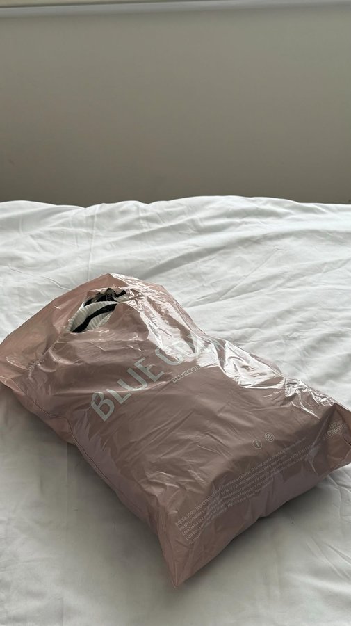 Instagram post by @isaantt for BLUECOLASH.COM. Caption reads: @bluecolash 🤍

#christmashaul #christmastime....