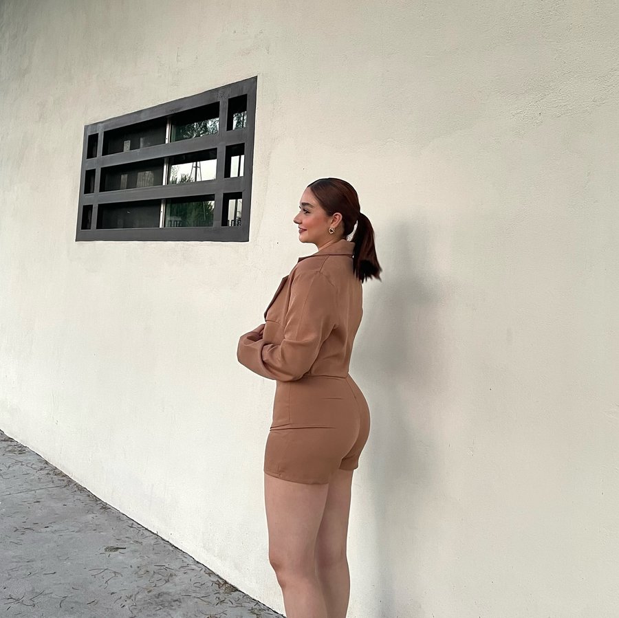 Instagram post by @aandysalinas for BLUECOLASH.COM. Caption reads: 🤎🍄‍🟫🐌🧥👝🍂 set: @bluecolash #ootd....