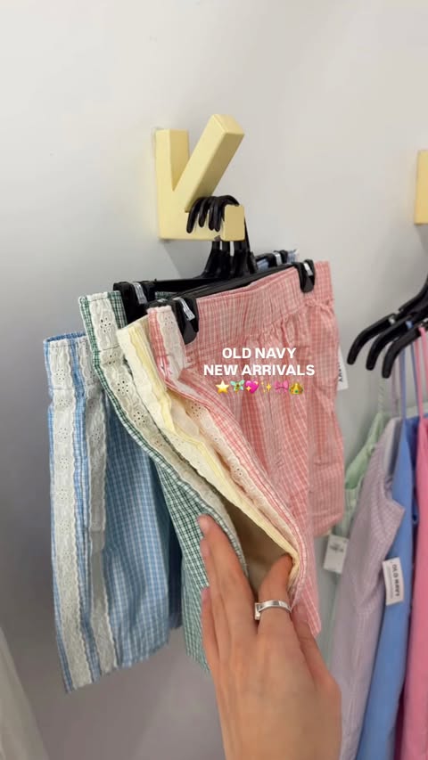 Instagram post by @loghanvoelker for Old Navy. Caption reads: these new arrivals at old navy are SOOO good⭐️....