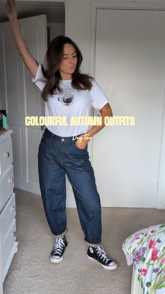 Instagram post by @lauradopamineoutfits for THREADBARE. Caption reads: [...] styling these barrel leg jeans from....