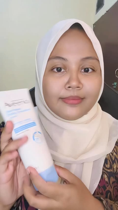 Instagram post by @radiantiara_ for Aveeno. Caption reads: Siku kering & kasar?
Aku pakai Aveeno Dermexa....