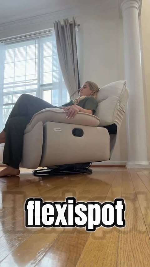 Instagram post by @azraagvncc for FlexiSpot. Caption reads: [...] link in my story — go check it out 👉....