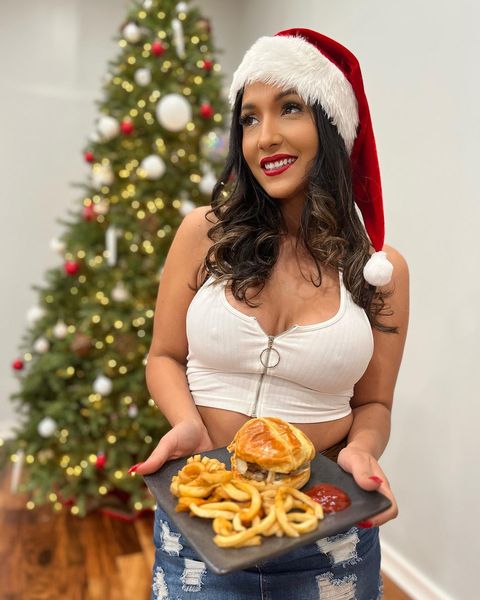 Instagram post by @lilioffroad_nrv for Hooters. Caption reads: [...] watch the FIFA World Cup be sure to try....