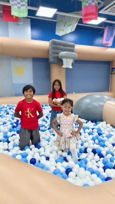 Instagram post by @jackiedumlao12 for BrandBuzz PH. Caption reads: [...] #kidzooonabringmoresmiles #BrandBuzzPH.