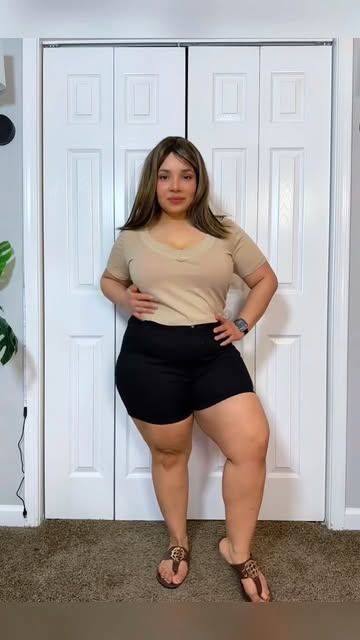 Instagram post by @cardis.ego for Curvy Sense. Caption reads: Curvy Sense Casual Style 🌼🌿 @curvysense #ootd....