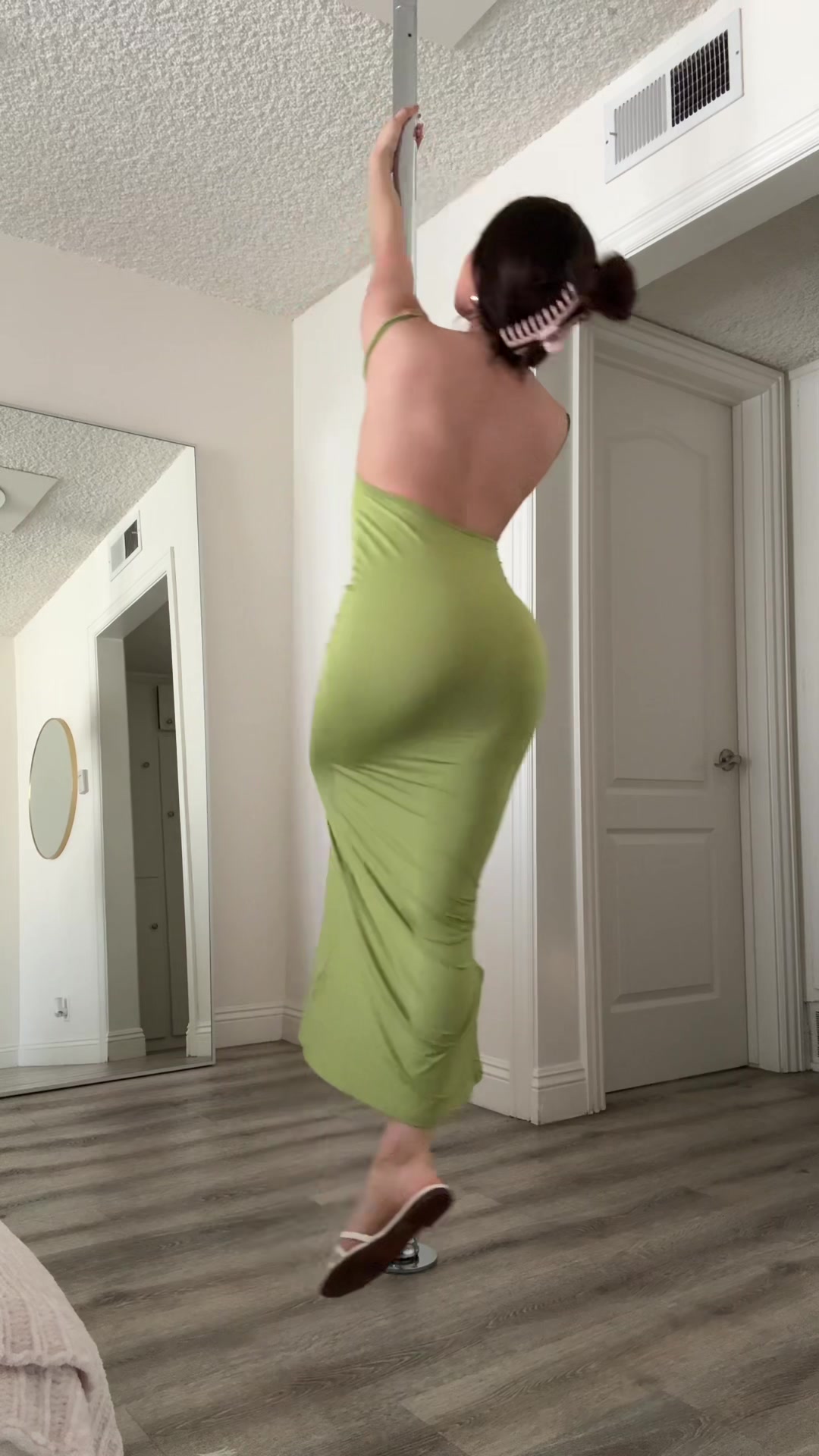 TikTok post by @samnthasramos for Yaheetech. Caption reads: Happy Sunday 💚 @Yaheetech Shop....