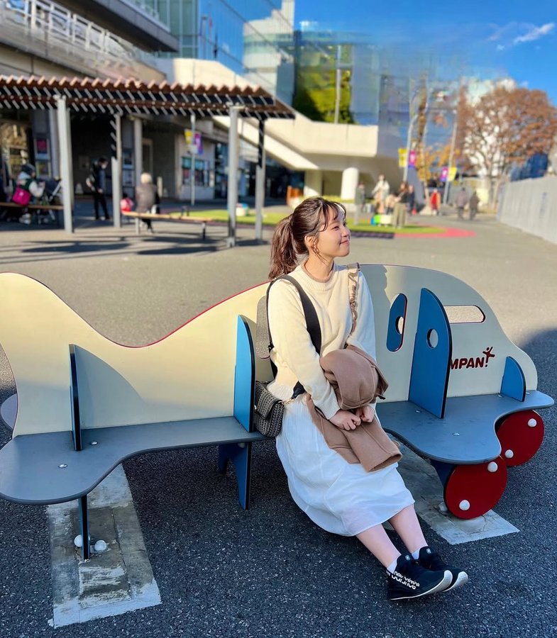 Instagram post by @saria_takeuchi for ABC-MART KIDS. Caption reads: ✈️のベンチが可愛かった🫣

.
.
.
.

  #ポニーテール  #ポニーテールアレンジ....