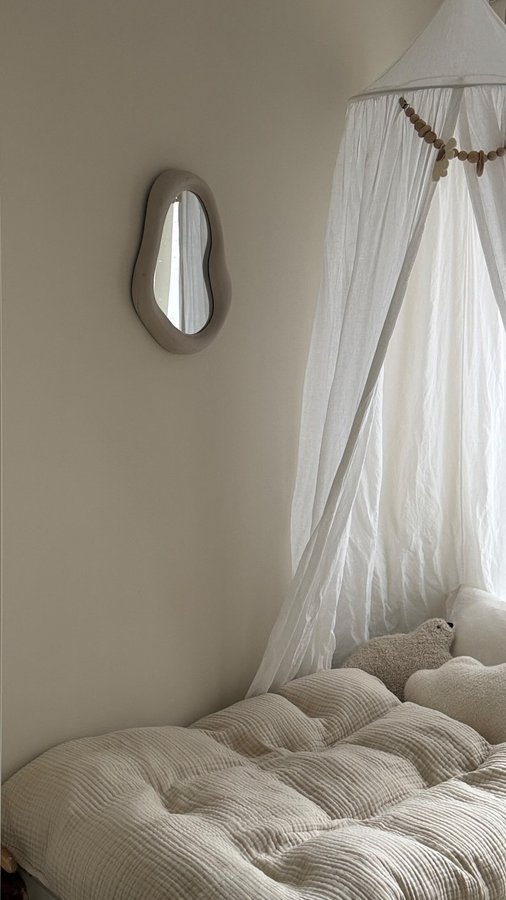 Instagram post by @eleviniak for Trendcarpet. Caption reads: 𝑘𝑖𝑑𝑠 𝑝𝑙𝑎𝑐𝑒 🐻 — with new carpet from....