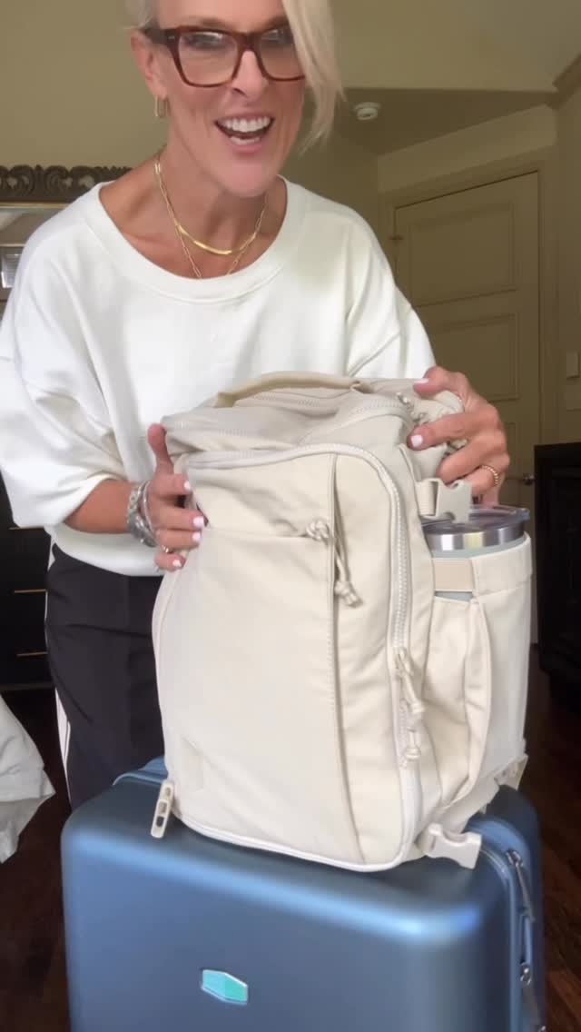 Instagram post by @_cindyswanson_ for BAGSMART. Caption reads: My favorite part about this backpack is that it’s....