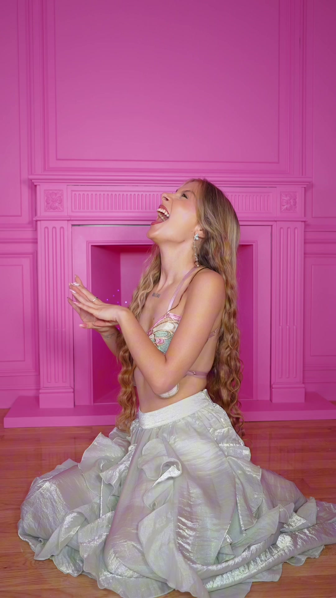 TikTok post by @samanthacostantini for SHEGLAM. Caption reads: Parecer una 🧜‍♀️ SIRENA🧜‍♀️ ya no es un sueño....
