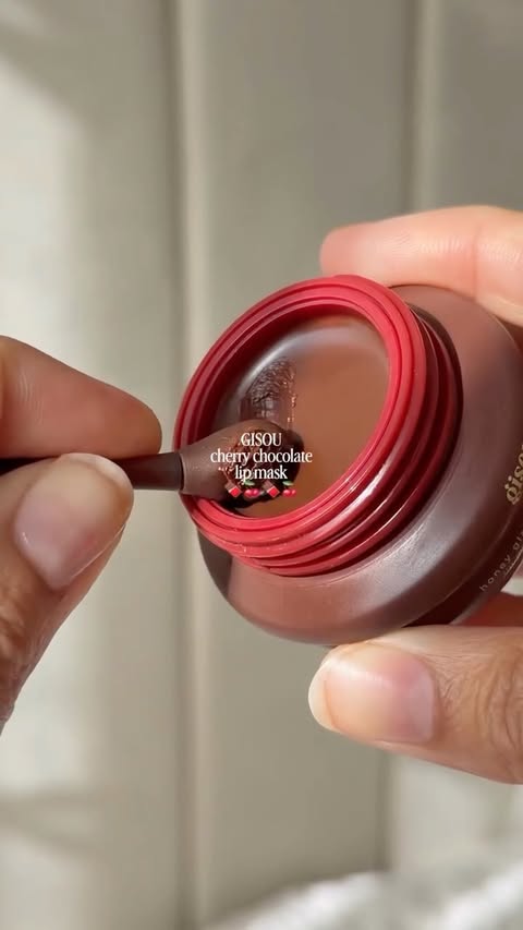 Instagram post by @axlinag_ for Gisou. Caption reads: @gisou cherry chocolate lip mask 🍒🍫 I love [...].