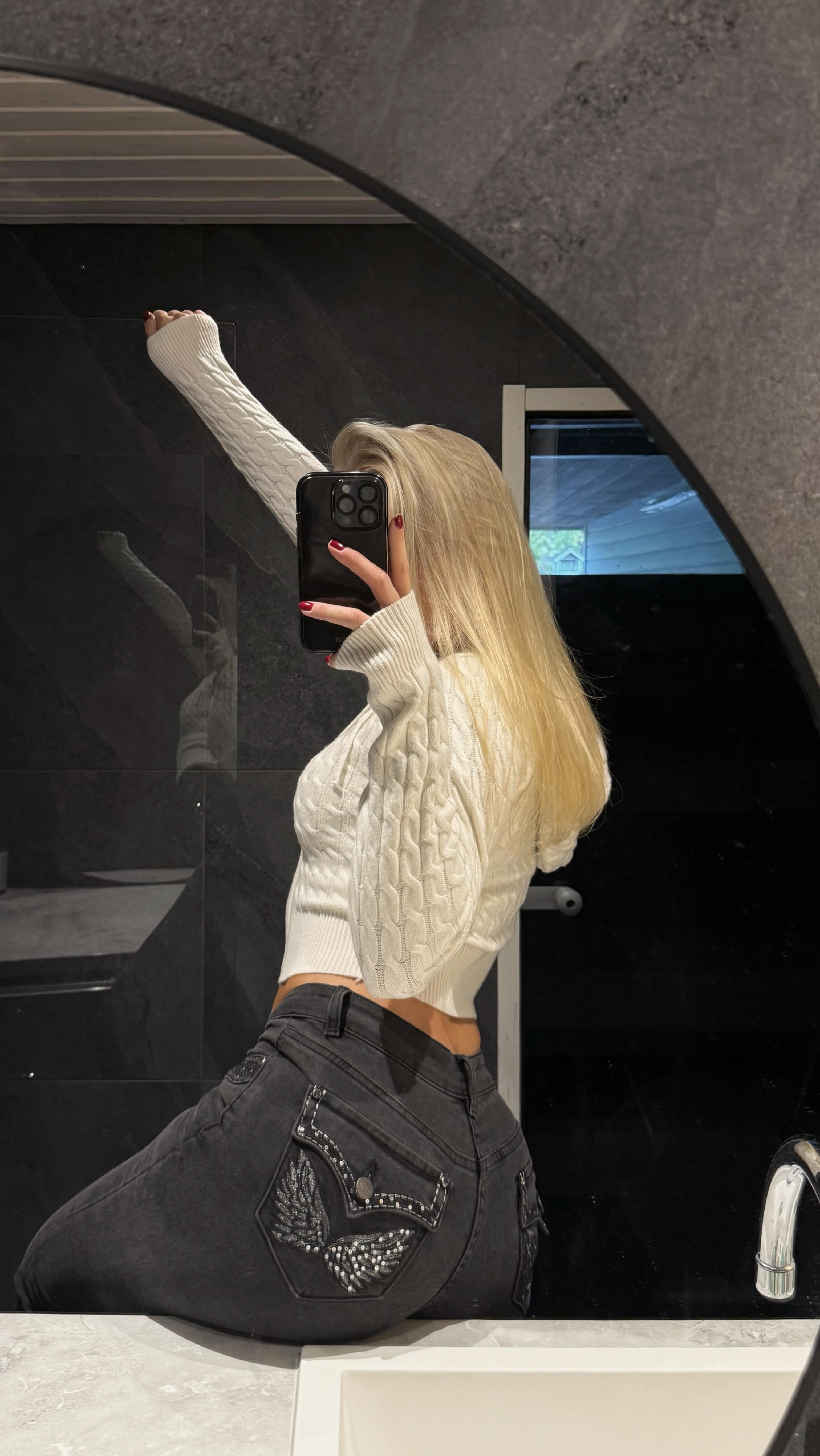 Instagram post by @sariannaolgaaa for MADLADY. Caption reads: Autumn can come now 🍂🫶🏼 @madladyse 

”KIHVK”....