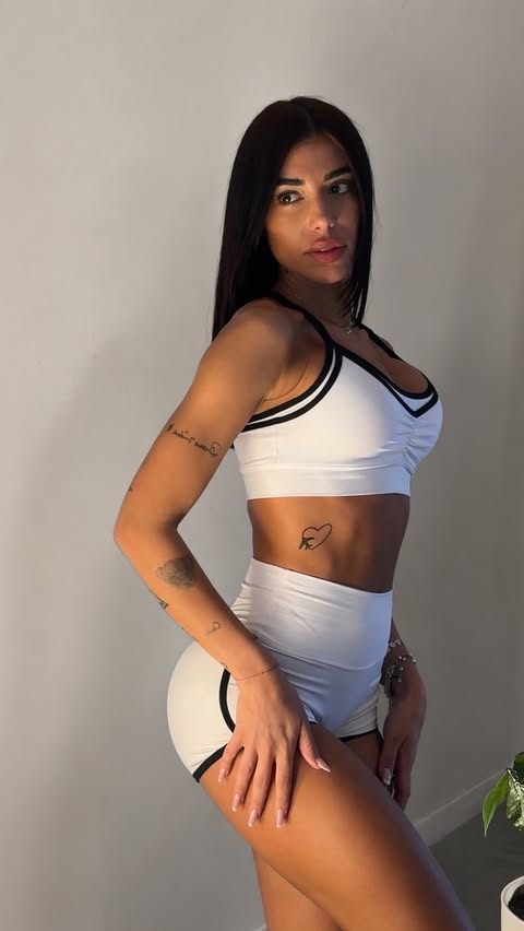 Instagram post by @dirianyisabel for BOMBSHELL SPORTSWEAR. Caption reads: [...] Can’t get over this set 😍 From:....